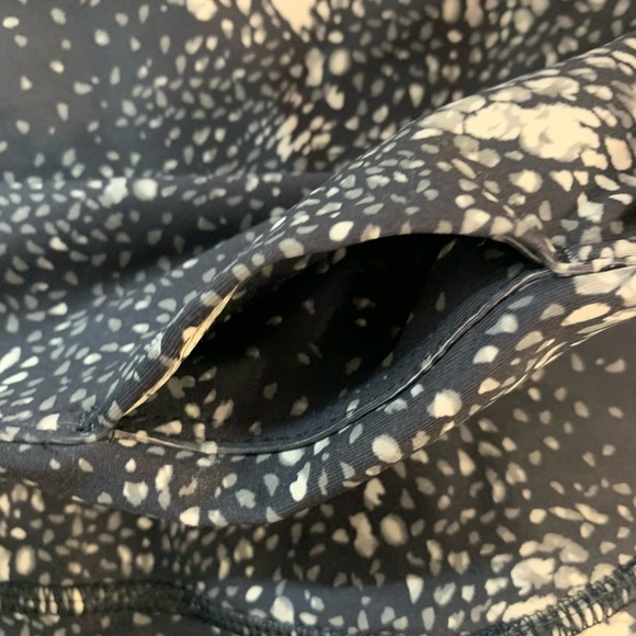 ✨HOST PICK✨ Old Navy printed activewear leggings sz L - Picture 4 of 8